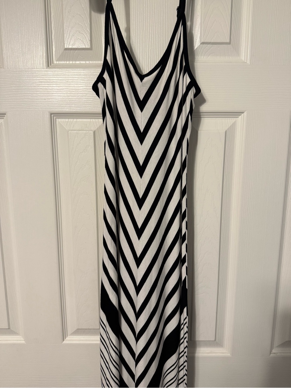 Guess Black and White Chevron V-Neck Maxi Dress